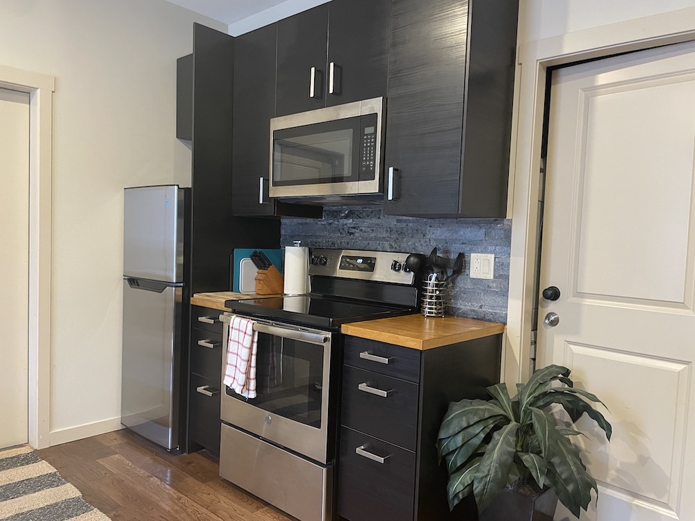 A kitchen with stone backsplash